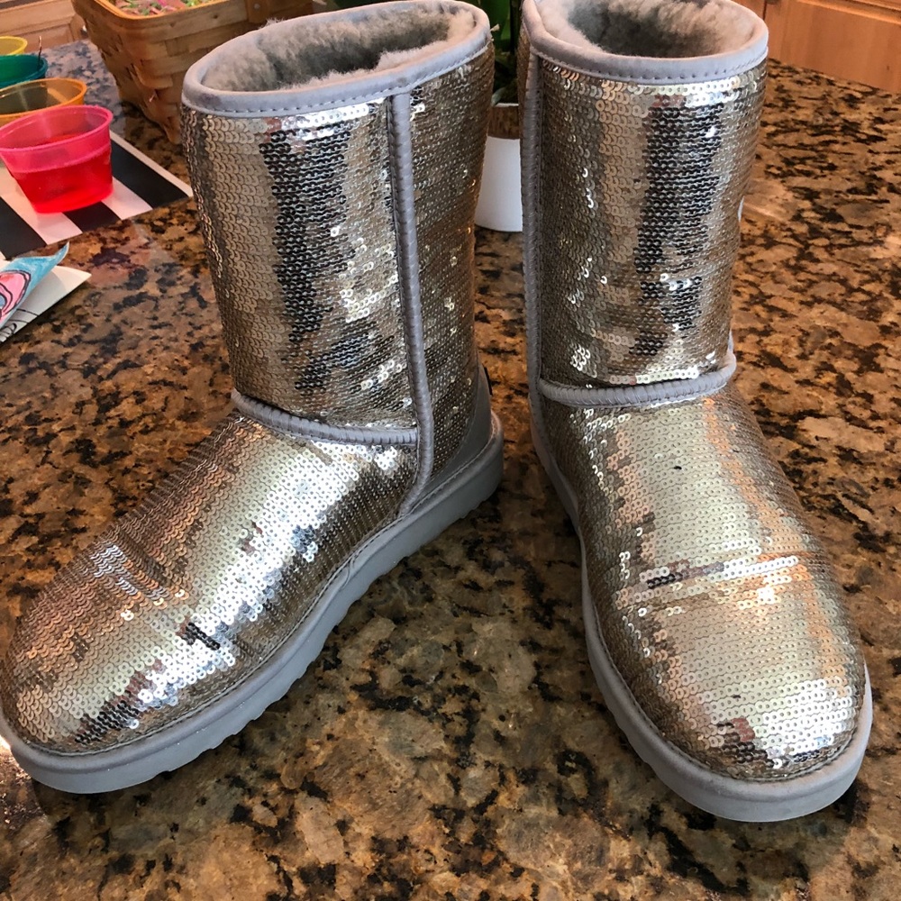 UGGS size 9 - Picture 2 of 8